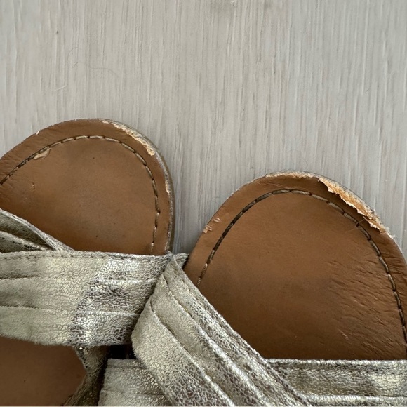 Guess Women's Metallic Gladiator Sandals - Picture 9 of 9